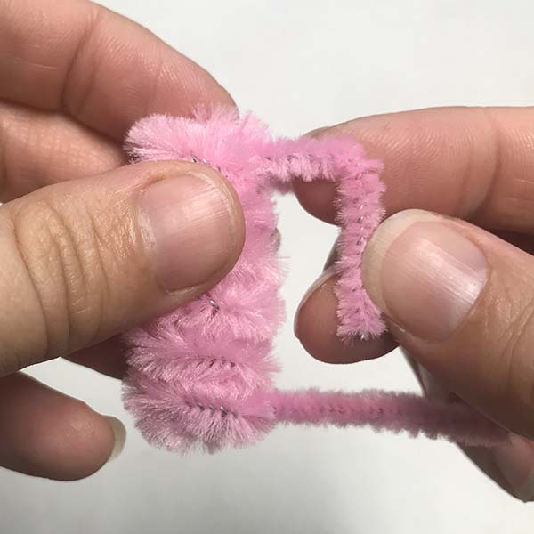Bending pipe cleaner to make pig feet