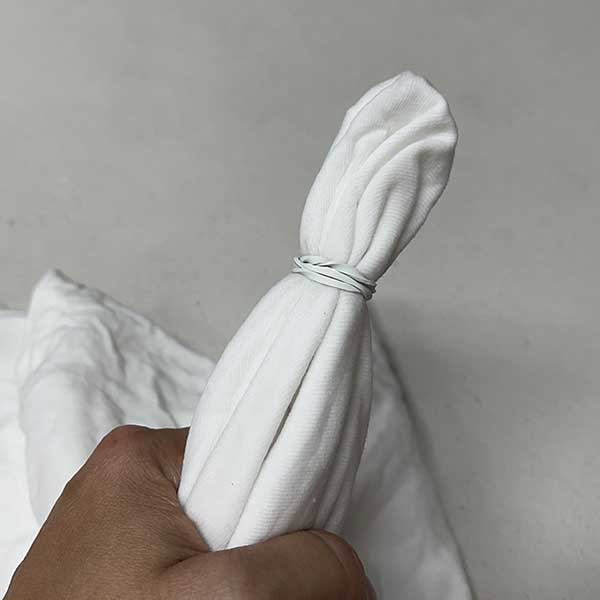 Securing center of bullseye pattern with rubber band