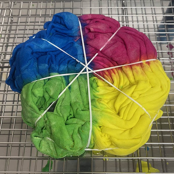 Dyeing shirt with glow tie dye